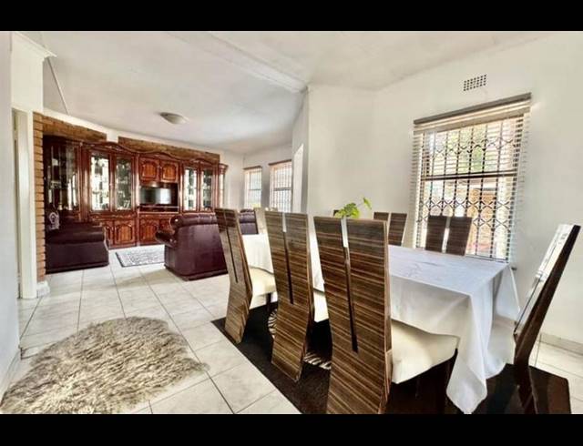 6 BEDROOM HOUSE FOR SALE IN GLENVISTA